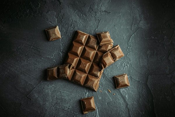 Comment réussir le tempérage du chocolat pour des bonbons maison brillants et croquants?